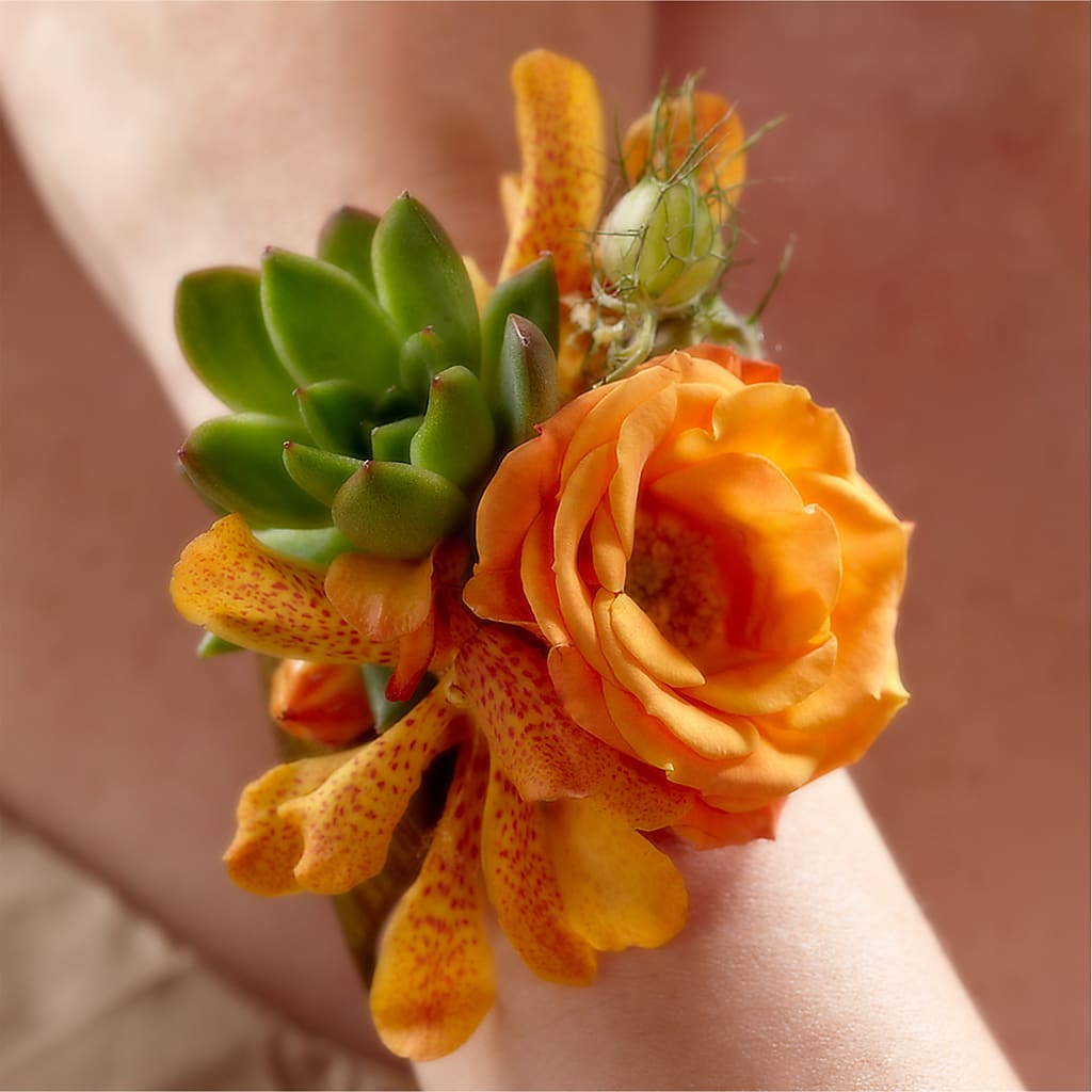 Irresistible Love Wrist Corsage – ANDREA'S FLOWERS ORLANDO, Orlando FL